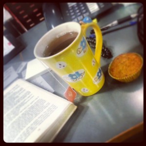 En bok, té & muffins. Perfekt dag på jobbet =)